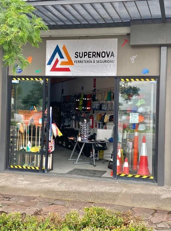 Fachada de Supernova Safety con el letrero de ferretería y seguridad en Tlajomulco de Zúñiga